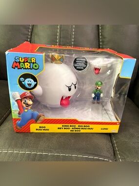 Super Mario King Boo Playset with Luigi - White King Boo Figure